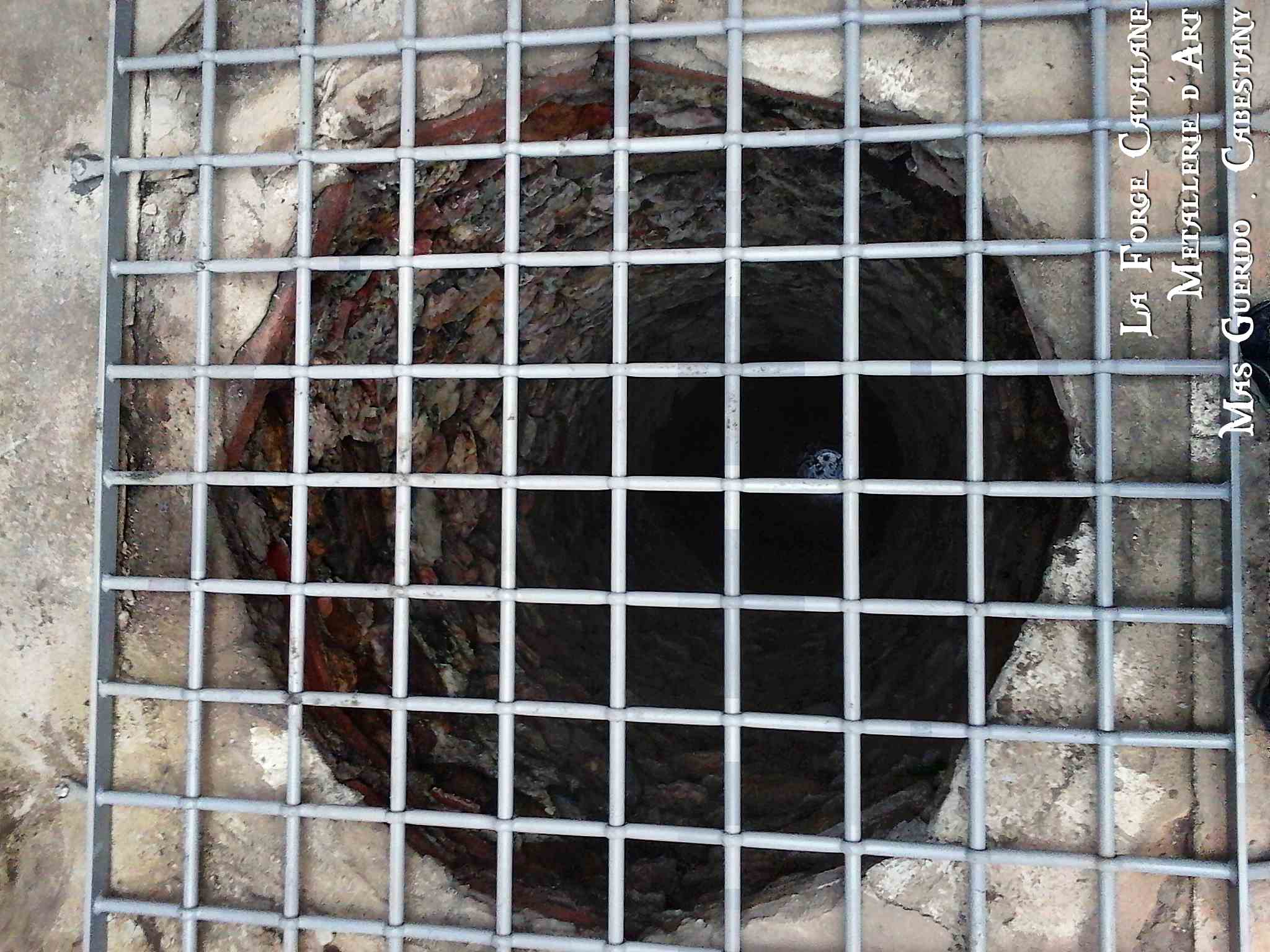 grille grosses mailles en couverture puit forge catalane.jpg